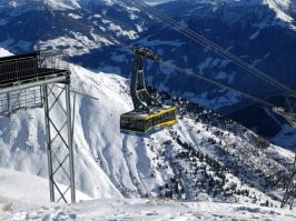 Много раз в Австрии в очереди наблюдал за устройством этих кабинок , там по хорошему должен был быть еще и трос которы бы сдерживал кабину , да и при посадке на такую хрен на стенах весят обрезки тросов и описывается конструкция , у меня жена раньше боялась а теперь нормально .