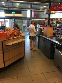 В сентябре в магазине встретил вот такого дядьку :)) в женской блузке и юбке :)