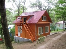 Каждый год, как минимум на месяц, я отправлял дочерей на Черное море.
Пионерлагеря.
Простые, не пафосные.
Однажды отправил в "Орленок" под Новомихайловкой - цена вдвое дороже обычного лагеря, но - ничуть не лучше. Детям не так важно, на каком Месредесе ездит директор лагеря.
Отправлял по 2 смены подряд. Лучше - три.
Старался отправить в Прасковеевку (Геленджикский район, рядом с дачей Патриарха)
Там нет никаких крупных поселков вокруг, сплошные горы с хвойно-лиственным лесом.
Очень хороший воздух, гораздо лучше Анапы, которая стоит "на комарином болоте" в знойной степи.
Еноты. Дети кормили и фоткались с ними каждую смену. Жили в домиках, не в 3-х этажных корпусах.
Зимой дети практически НЕ БОЛЕЛИ - запаса здоровья хватало.
По крайней мере, жена на больничных с ними не сидела, и школу не прогуливали.
Ни разу.
Если вам важно ЗЛОРОВЬЕ детей - рекомендую ПРОСТОЙ и НЕПАФОСНЫЙ отдых на Черном море.
Не рассматривайте Сочи и сам Геленджик - цены заоблачные.
Ищите попроще - качество будет выше.