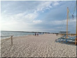 Далее: Оленевка
 Каменистый пляж, из-за чего заход в воду неудобный... 
Какой нахрен каменистый пляж? Пляж "Майами", 2.5км песка, плавный спуск в воду. Не далее, чем два часа назад сидели на песочке, пили вино и любовались закатом. 
И опять же - не надо переться в сСимферополь на автостанцию Курортную. Прямо из аэропорта в Евпаторию, оттуда в Оленевку.