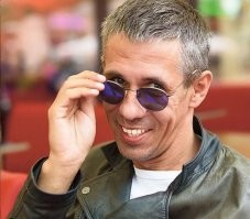 Проснувшись с похмелья, девушка обнаружила рядом с собой незнакомого кобеля