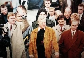 1990-1996 Санкт-Петербург:
мэр: Собчак
зам.мэра: Путин
1-ый пом.зама: Медведев
советник мэра: Чубайс
упр.имуществом: Греф
фин.мэрии: Кудрин
сотрудники: Нарышкин, Зубков, Миллер, Мутко, Чуров…
Значит в лихих 90-х либерада всю страну разворовала?