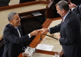 Афроамериканец целует руку белому человеку. 
А что не так-то?