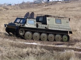 Внедорожник и вездеход. Можно поискать отличия. ДТ-30 конечно круче, но цена от 16 000 000р...