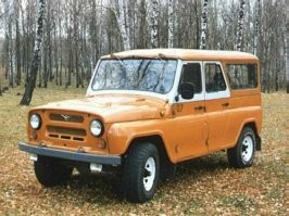 Внедорожник и вездеход. Можно поискать отличия. ДТ-30 конечно круче, но цена от 16 000 000р...