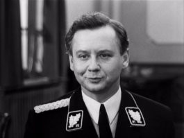 Так то вообще не понятно, что у него за хрень в петлицах..