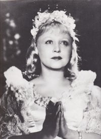 Янина Жеймо - Золушка.   37-летняя актриса, сыгравшая 16-летнюю Золушку.