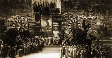 Жаль что подписи к первой фото нет.
Митинг на Красной площади в честь поддержки Коммунистического интернационала. Ленин и правительство стоят на ступенньках. 1919 год.