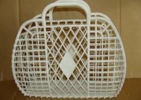 В детстве я в такую корзинку грибы (шампиньоны) собирал - было очень удобно!
Еще в магазин на велосипеде удобно!
Только у ная она была красного цвета)))