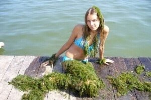 "Несколько лет тому назад в Праге некий Местек
обнаружил сирену и показывал ее на улице Гавличка, на
Виноградах, за ширмой. В ширме была дырка, и каждый мог видеть
в полутьме самое что ни на есть обыкновенное канапе, на котором
валялась девка с Жижкова. Ноги у нее были завернуты в зеленый
газ, что должно было изображать хвост, волосы были выкрашены в
зеленый цвет, на руках были рукавицы на манер плавников, из
картона, тоже зеленые, а вдоль спины веревочкой привязано
что-то вроде руля. Детям до шестнадцати лет вход был воспрещен,
а кому было больше шестнадцати, те платили за вход, и всем
очень нравилось, что у сирены большая задница, а на ней
написано: "До свидания!" Зато насчет грудей было слабо: висели
у ней до самого пупка, словно у старой шлюхи. В семь часов
вечера Местек закрывал панораму и говорил: "Сирена, можете идти
домой". Она переодевалась и в десять часов вечера ее уже можно
было видеть на Таборской улице. Она прогуливалась и будто
случайно говорила каждому встречному мужчине: "Красавчик,
пойдем со мной побалуемся". Ввиду того что у нее не было
желтого билета, ее вместе с другими "мышками" арестовал во
время облавы пан Драшнер, и Местеку пришлось прикрыть свою
лавочку".