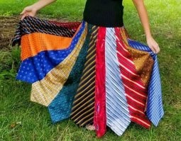 10. Юбка, сшитая из старых галстуков 
Автора не смущает размер "галстуков" ?