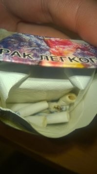 Все мои бычки идут в пустую пачку. И да округ остановок всё в бычках, но к примеру вокруг детских площадок всё завалено маленькими пачками из под сока,  вокруг футбольного поля ( любительского , где просто в поле стоят ворота) завалено пивными пробками и пустыми банками. В городе хоть где можно найти мусор и обвинять весь мир.  нынешнее поколение уже не изменить, вот вы сидящие на фишках если научите своих детей/ племянников не мусорить, и не просто не мусорить а сортировать мусор и сдавать его будет вот вообще хорошо,  каждый из вас попробует вспомнить где находится пункт сдачи ртутных ламп .