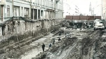 Объясните с точки зрения официальной истории. Казань улица Баумана