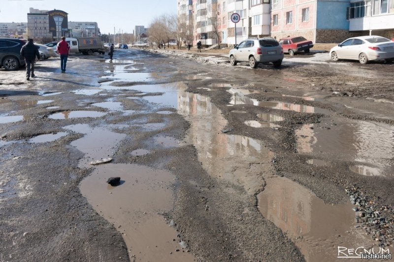 Какие ужасные дороги, аж несколько трещин и  щебёнка без ям.    Не то что наш жидкий асфальт с перфорацией.