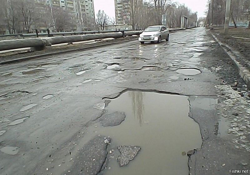 Какие ужасные дороги, аж несколько трещин и  щебёнка без ям.    Не то что наш жидкий асфальт с перфорацией.