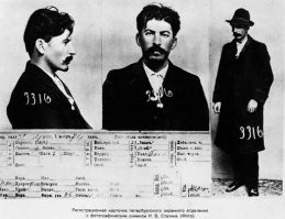 Читая такие новости и окуевая от размеров хищений, и ГЛАВНОЕ -  должностей расхитителей, невольно вспоминается один Грузин.
Который не имел ни дворцов, ни "брильянтов".
.
Как я понимаю, "тучные времена", когда Роскосмос "катал всех и всё на орбиту", для нас прошли......
И, как я понимаю, нихрена нового и конкурентноспособного за эти "жирные бюджеты" Роскосмос не сделал.
Знаете, а не подчинить ли всё это ведомство Шойгу ?
У него как-то ГОРАЗДО лучше получается.