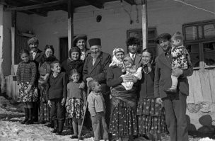 Давно уже развенчали, сначала, когда их отлавливали, спустившихся с гор за солью, и выдавали паспорта они прибавляли себе лет, дабы в армию не замели, а потом, за взятку паспортистам ещё добавляли что бы пенсию получать. по сути ему 80-90 лет