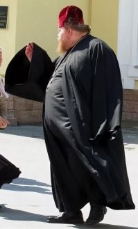 Высокий, полный, пузатый, в чёрной одежде...
Я поймал!