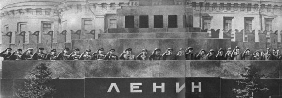 крупноват Ильич. Вон под ним солдатик вход охраняет, по пояс ему ростом будет)
Вот правильный масштаб: