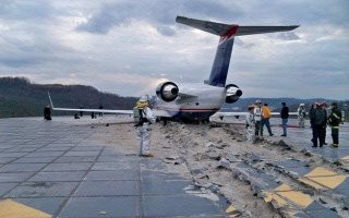 На фото с шасси, если кто не знает, специальное улавливающее покрытие, "спидкиллер" на заграничном языке. Оно и должно выглядеть именно так, чтобы "никто не пострадал".