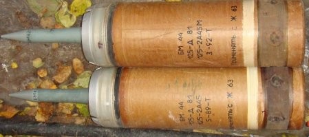 Рискну предположить, что это подкалиберный кинетический, либо осколочно-кинетический снаряд. Те, кто писал, что это лом были правы, в армии подкалиберные снаряды так и называли, а может и сейчас называют. Правда они, как правило, имеют развитое оперение.