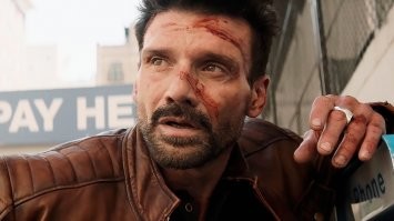 в день курка этот актер умер раз 230,а Том Круз в грань будущего за кадром говорят больше 300 а в кадрах 26)