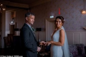 Может, фото такие, но им как будто не 41-42года, а за 50. Особенно он страшная