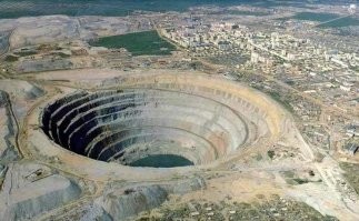 Вы будете смеяться 

"Основные месторождения алмазов в России...

Город Мирный   алмазная «столица» России, расположенная в Якутии (Саха) в 1200 км. от Якутска.
Город Мирный   алмазная «столица» России, расположенная в Якутии (Саха) в 1200 км. от Якутска.
Республика Саха (Якутия);
Пермская область;
Архангельская область.
Лидером по объемам добычи, бесспорно, является Якутия, на долю местной промышленности приходится 82% всех добываемых алмазов. На втором месте Архангельская область – 17,5 %""

""Более 40 % территории Якутии находится за Северным полярным кругом....Климат резко континентальный, отличается продолжительным зимним и коротким летним периодами. Апрель и октябрь в Якутии   зимние месяцы. Разница температур самого холодного месяца (января) и самого тёплого (июля) составляет 70 75 градусов. По абсолютной величине минимальной температуры (в восточных горных системах   котловинах, впадинах и других понижениях   до  70  C) и по суммарной продолжительности периода с отрицательной температурой (от 6,5 до 9 месяцев в год) республика не имеет аналогов в Северном полушарии. Абсолютный минимум температуры практически везде в республике ниже  50  C.""