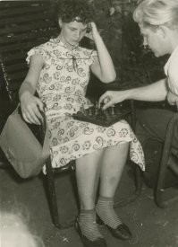 "ИНОЕ ВИДЕНИЕ":
Синяк у женщины на ноге - это следы пыток в застенках НКВД.