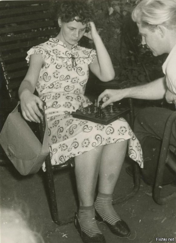 "ИНОЕ ВИДЕНИЕ":
Синяк у женщины на ноге - это следы пыток в застенках НКВД.