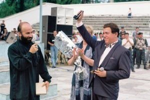 17. Кобзон в гостях у друзей–сепаратистов, Басаева и Закаева. 1994 год.

А вот Йося с наградным пистолетом. Награда от Басаева, в честь дружбы со славной республикой Ичкерия.