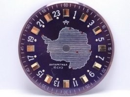 На Севере и в Антарктиде тоже такие использовали. Даже наручные полярникам в Антарктиде выдавали с таким циферблатом.