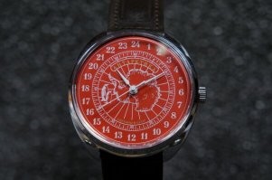 На Севере и в Антарктиде тоже такие использовали. Даже наручные полярникам в Антарктиде выдавали с таким циферблатом.