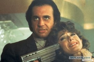 Gene Simmons, бас-гитара KISS. По-моему даже в паре фильмов снялся, точно  помню террориста играл.