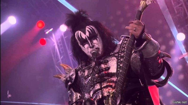 Gene Simmons, бас-гитара KISS. По-моему даже в паре фильмов снялся, точно  помню террориста играл.