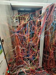 5. Это самый ужасный макаронный монстр из кабелей? Или бывает и хуже?

Бывает кабель одного цвета...