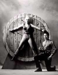 Почитал комменты-хочется спросить: вы когда в цирке, метателя ножей видите, тоже его матом обкладываете? А у ножа кучность попаданий намного хуже чем у современного пистолета. Вы нормативы по стрельбе из ПМ посмотрите на "мастера спорта". С 25 метров 30 выстрелов-291 очко. То есть не дальше 9-ки все выстрелы. И сдают же люди.