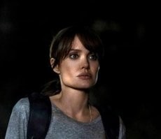 Блин, какая же она стала страшная. Её лицо, как будто из бревна вырезали.