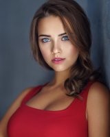 Походу у меня с рождения вкус не такой, как у всех. Для меня она всегда была отпугивающей. Что в 70-х, что 20-х. Предпочитаю классическую красоту, а не лупоглазых колобков с огромным ртом.