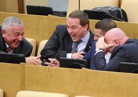 Чего там, давайте уже тоже изгаляться. Начнём хотя бы штрафовать полных, сутулых... чтобы им жизнь мёдом не казалась. По мировым стандартам...