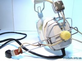 Старая добрая Засекречивающая Аппаратура Связи (ЗАС). У меня поновее был, АТ-3031. С работы притащил и перепаял схему на двухпроводную, вставил мостовую схему. Мне у него гарнитура (наушники с микрофоном) нравится, смотрится как в фантастическом фильме.