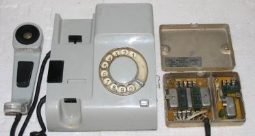 Старая добрая Засекречивающая Аппаратура Связи (ЗАС). У меня поновее был, АТ-3031. С работы притащил и перепаял схему на двухпроводную, вставил мостовую схему. Мне у него гарнитура (наушники с микрофоном) нравится, смотрится как в фантастическом фильме.