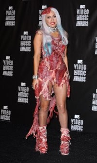 Носительница платьев из мяса.