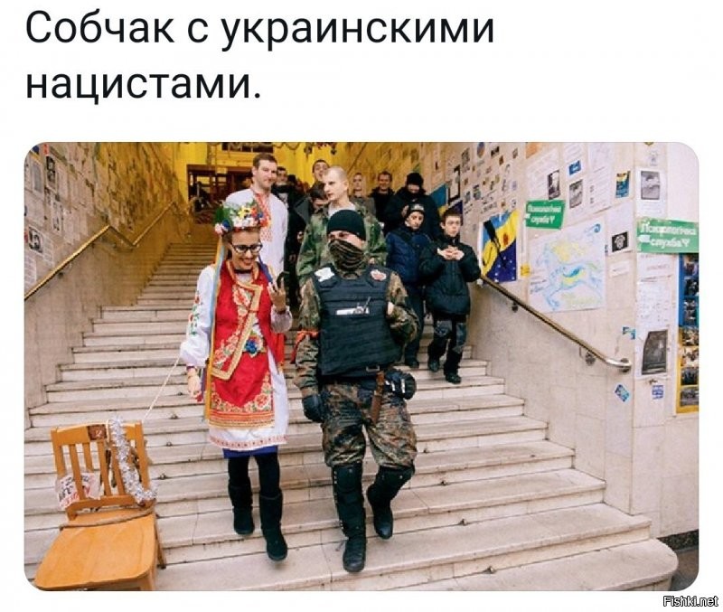 Показалось, что тетя -лошадь стул на поводке ведет. Присмотрелся-не показалось