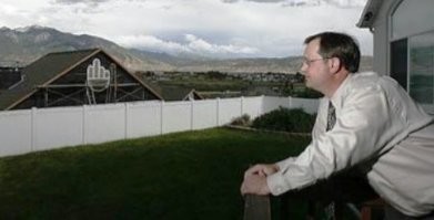 А вот жест соседа на стене его дома. Все четко и ясно.