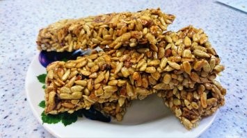 А я козинаки из семечек люблю.. уже чищенные и вкусные