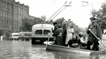 ну да, При "проклятое совке" тако ху#ни не было, по улицам ездили грузовики да автобусы, а у редких "автолюбителей" хватало мозгов(иногда) не лезть в лужу "авось вот именно мне повезет проехать"

хотяяя... чей то это, уж не тот ли самый "совок"?