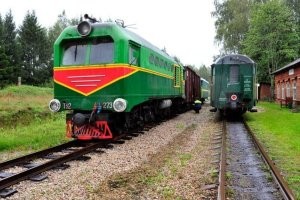 Ну за что Украину- то обосрали. Можно подумать у них ещё до сих пор ездят паровозы.
Фото: Узкоколейка Гулбене – Алуксне
Ширина железнодорожных рельсов – 750 мм. Участок длиной 33 км сохранился от узкоколейной железнодорожной линии Стукмани – Валка, эксплуатация которой началась в 1903 году. По железной дороге осуществляются регулярные пассажирские перевозки между центрами двух районов, и по этому маршруту по расписанию курсируют три пары поездов в день. Для перевозок используются дизельные локомотивы и вагоны 60-х и 80-х годов 20 века.