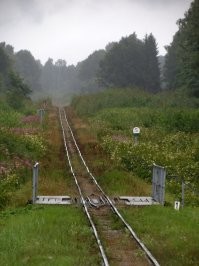 Ну за что Украину- то обосрали. Можно подумать у них ещё до сих пор ездят паровозы.
Фото: Узкоколейка Гулбене – Алуксне
Ширина железнодорожных рельсов – 750 мм. Участок длиной 33 км сохранился от узкоколейной железнодорожной линии Стукмани – Валка, эксплуатация которой началась в 1903 году. По железной дороге осуществляются регулярные пассажирские перевозки между центрами двух районов, и по этому маршруту по расписанию курсируют три пары поездов в день. Для перевозок используются дизельные локомотивы и вагоны 60-х и 80-х годов 20 века.