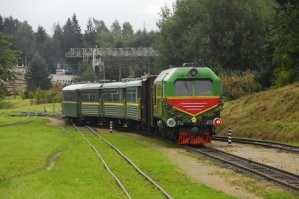 Ну за что Украину- то обосрали. Можно подумать у них ещё до сих пор ездят паровозы.
Фото: Узкоколейка Гулбене – Алуксне
Ширина железнодорожных рельсов – 750 мм. Участок длиной 33 км сохранился от узкоколейной железнодорожной линии Стукмани – Валка, эксплуатация которой началась в 1903 году. По железной дороге осуществляются регулярные пассажирские перевозки между центрами двух районов, и по этому маршруту по расписанию курсируют три пары поездов в день. Для перевозок используются дизельные локомотивы и вагоны 60-х и 80-х годов 20 века.